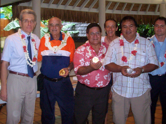 Pierre PUIAI membre fondateur de la fédération polynésienne de protection civile se voit remettre une médaille d’argent par le Haut-commissaire.